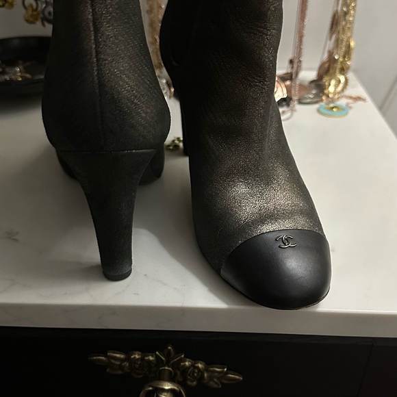 CHANEL Metallic Black Gold Bronze
Black Nubuck Cap Toe Mid Heel Ankle W 39 1/2 - Picture 8 of 8